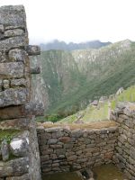 An den Giebeln herausschauende zylindische Steine, an denen die Dächer festgebunden werden konnten. &ndash; &copy; Andreas Böcker (Eberhardt TRAVEL)