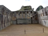 Die vielen tausenden Besucher von Machu Picchu verursachen so viel Bodenbewegung, dass dieser Tempel erhebliche Schäden davon getragen hat. Mittlerweile sind die Besucherströme beschränkt worden. Aber genug?  &ndash; &copy; Andreas Böcker (Eberhardt TRAVEL)