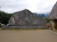 Zu diesem Felsen gibt es verschiedene Thesen, einige Meinen, er seit in Form eines Meerschweinchens gebracht worden, andere, in die Form eines Berges (des Yanantin) &ndash; &copy; Andreas Böcker (Eberhardt TRAVEL)
