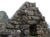 An den Giebeln herausschauende zylindische Steine, an denen die Dächer festgebunden werden konnten. &ndash; &copy; Andreas Böcker (Eberhardt TRAVEL)