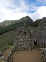 An den Giebeln herausschauende zylindische Steine, an denen die Dächer festgebunden werden konnten. &ndash; &copy; Andreas Böcker (Eberhardt TRAVEL)