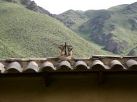 Toritos (Stierchen): ein andines Glückssymbol. Die Stierchen werden auf das Dach platziert, dass dann einem frisch gepflügten Acker ähnelt &ndash; &copy; Andreas Böcker (Eberhardt TRAVEL)