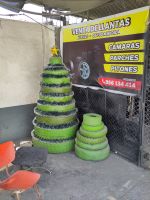 Wie kreiert man in einem Land ohne Nadelbäume einen Weihnachtsbaum, wenn man eine Autowerkstatt besitzt? &ndash; &copy; Andreas Böcker (Eberhardt TRAVEL)