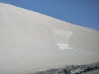Sanddüne, in der Spiegelung kann man die Brandung des Pazifik erkennen. &ndash; &copy; Andreas Böcker (Eberhardt TRAVEL)