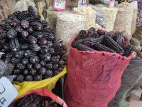 Lila Mais - choclo morado: Das Wort Mais kommt aus der Karibik: mahiz, span. maíz. Peruanisches Span. choclo. Bereits vor 3000 Jahren züchteten Mexikaner aus der Teosinthe den Mais, gelber Mais gilt in Perú als 