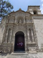 Die Fassade von San Juan Bautista de Yanahuara zeichnet sich durch ihre Spiegelbildlichkeit aus - typisch für den Andenbarock &ndash; &copy; Andreas Böcker (Eberhardt TRAVEL)