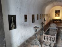 Monasterio de Sta. Catalina: Totenbahre und Porträts verstorbener Nonnen, vorne links eine lebendige &ndash; &copy; Andreas Böcker (Eberhardt TRAVEL)