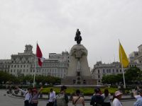 Libertador José de San Martín zwischen den Fahnen von Perú und Lima &ndash; &copy; Andreas Böcker (Eberhardt TRAVEL)