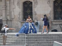 Die Fiesta de quince años (15-Jahr-Feier) zelebrieren die jungen Damen in Perú - hier macht ein Model Werbung für die Kleidung &ndash; &copy; Andreas Böcker (Eberhardt TRAVEL)