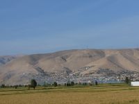 Die Siedlungen liegen im Hang, die fruchtbare Fläche im Tal ist für die Reisfelder reserviert &ndash; &copy; Andreas Böcker (Eberhardt TRAVEL)