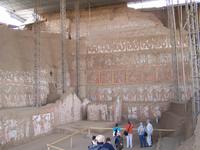 Vor der Nordwand des Mondtempels