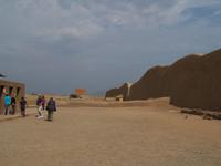 Vor dem Palast Tschudi in Chan Chan