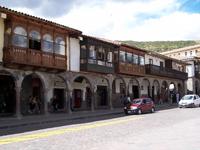 Laubengänge am Plaza de Armas in Cusco