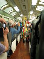 Tanzvorführung im Zug