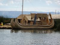 Schilfboot auf den Uros Inseln