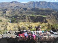 Verkäuferin am Straßenrand im Colca Tal