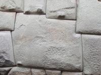 12-eckiger Stein in einer historischen Inkagasse