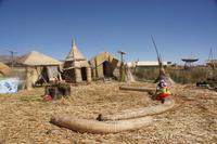 Besuch-bei-einer-Familie-auf-den-Uros-Inseln_Titicacasee_Peru