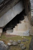 Herrschergrab in Machu Picchu mit Mumiennischen und treppenartiger Opferplattform 