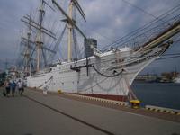 Das Museumsschulschiff liegt fest  verankert im Hafen