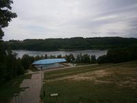 Blick auf eine Freilichtbühne am See