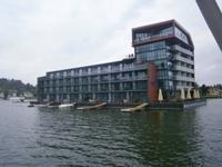 Ein neu gebautes Hotel auf einer Insel im Nikolajkersee