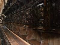 wunderbar erhaltenes geschnitztes Chorgestühl in der Abteikirche