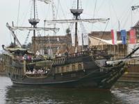 Die Nachbildung eines historischen Segelschiffes legt im Hafen an