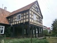 Auf der Fahrt nach Marienburg, ein altes Bauernhaus der Region