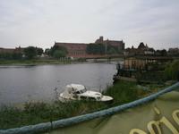 Die Marienburg in ihrer ganzen Größe am Ufer der Nogat