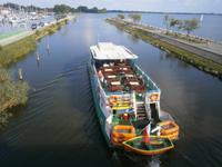 Links der Jachthafen, Rechts der See