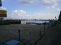 Blick auf die neu gebaute Brücke im Hintergrund