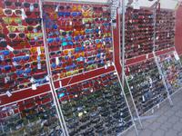 Sonnenbrillen über Sonnenbrillen an einem Verkaufsstand