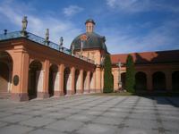 Blick auf den neu renovierten Kreuzgang der Wallfahrtskirche 