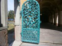 Schmiedeeiserne Tür am Eingang der Kirche