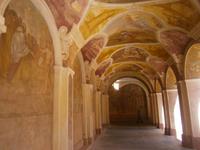 Schöne alte Fresken sind zu sehen in diesem Kreuzgang 