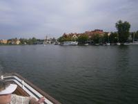 Das Schiff verläßt den Hafen von Mikolajki, im Hintergrund der Turm der Ev.-Luther. Kirche