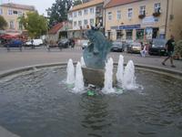 Der Brunnen der Stadt mit dem Wahrzeichen dem 