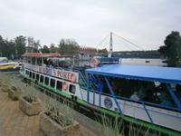 Ein Schiff hat angelegt im Hafen von Mikolajki