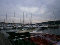 Jachten im Hafen der Stadt