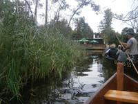 Ein Restaurant am Wasser lädt zur Einkehr ein