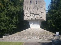 Denkmal zur Erinnerung an den 2.Weltkrieg in der Nähe einer schönen Aussicht