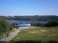 Blick auf einen See mit Freilichtbühne