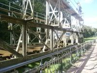 Ein leeres Gestell kommt nach oben