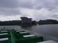 Ein modernes und teures Hotel am Wasser