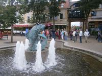 Am Springbrunnen im Zentrum wieder das Wahrzeichen