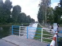 Die Brücke ist geöffnet und gibt den Blick auf den Kanal frei