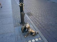 Eine Plastik in einer Straße der Stadt