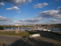 Blick von der Terasse auf den Hafen der Stadt