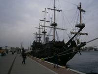 Ein altes Segelschiff hat angelegt